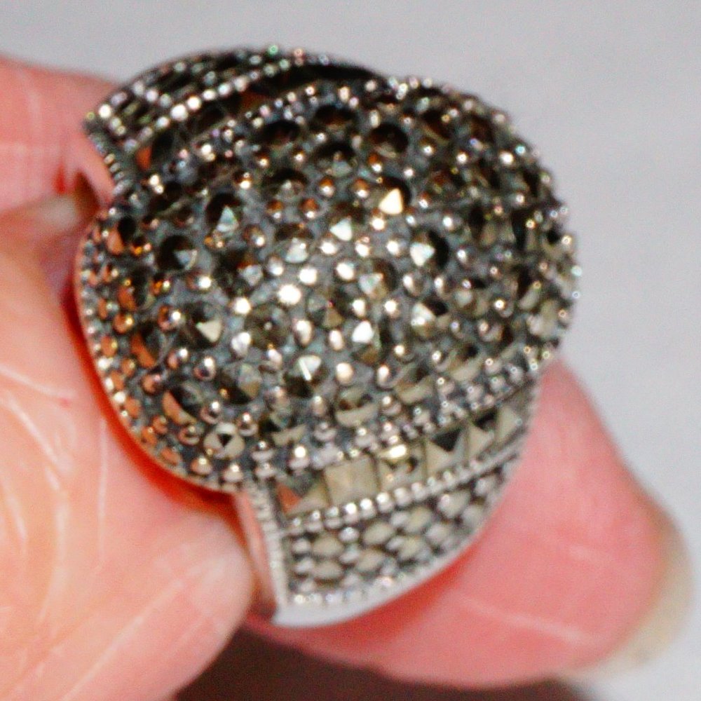 925 SILVER AND MARCASITE DOMED RING - Picture 2 of 7